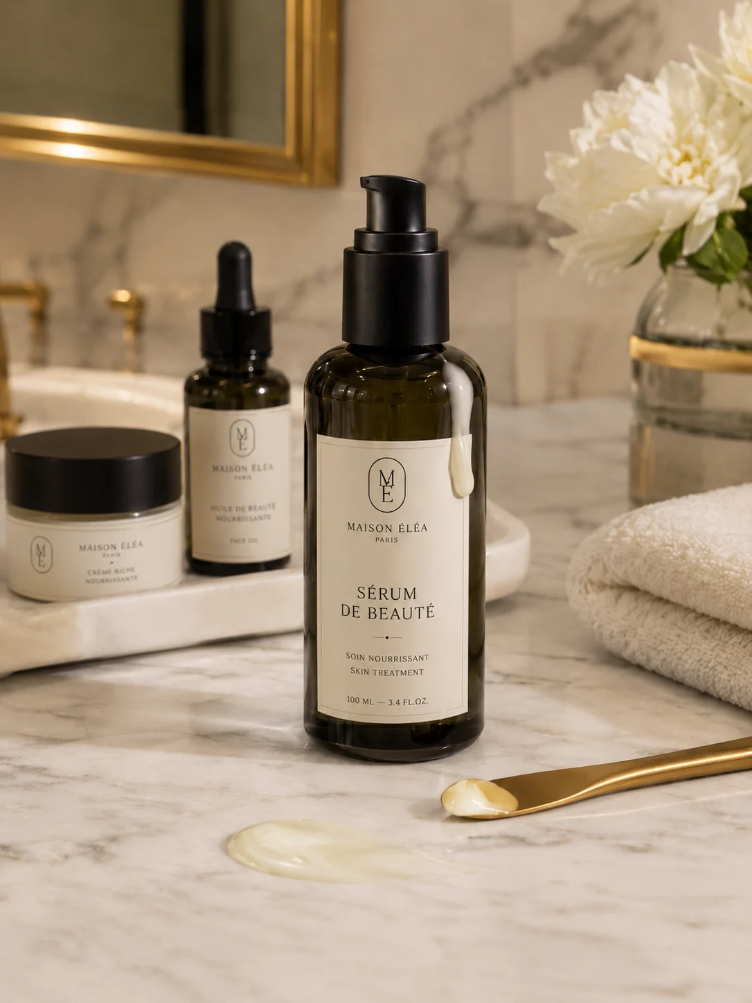 Flacon de sérum Maison Éléa avec étiquette NotPaper sur une vasque de salle de bain