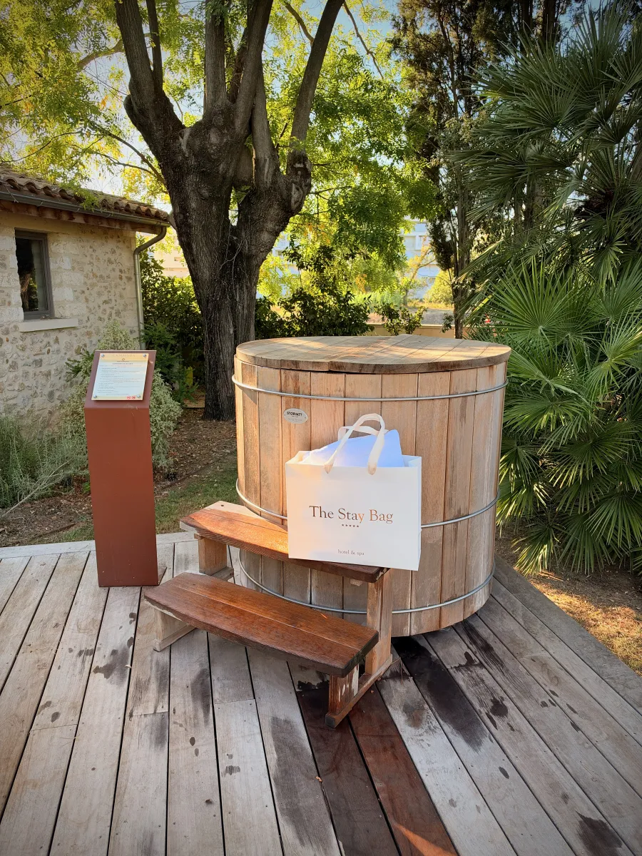 The Stay Bag posé sur les marches d'un bain nordique en bois
