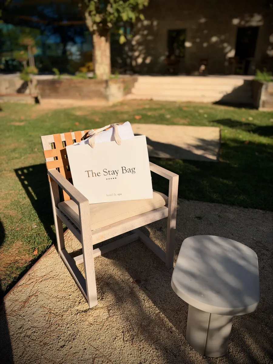 The Stay Bag posé sur un fauteuil de jardin, au soleil