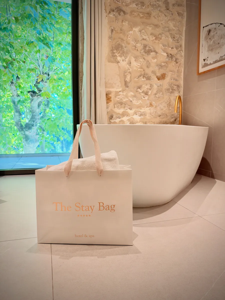 The Stay Bag posé au sol près d'une baignoire îlot