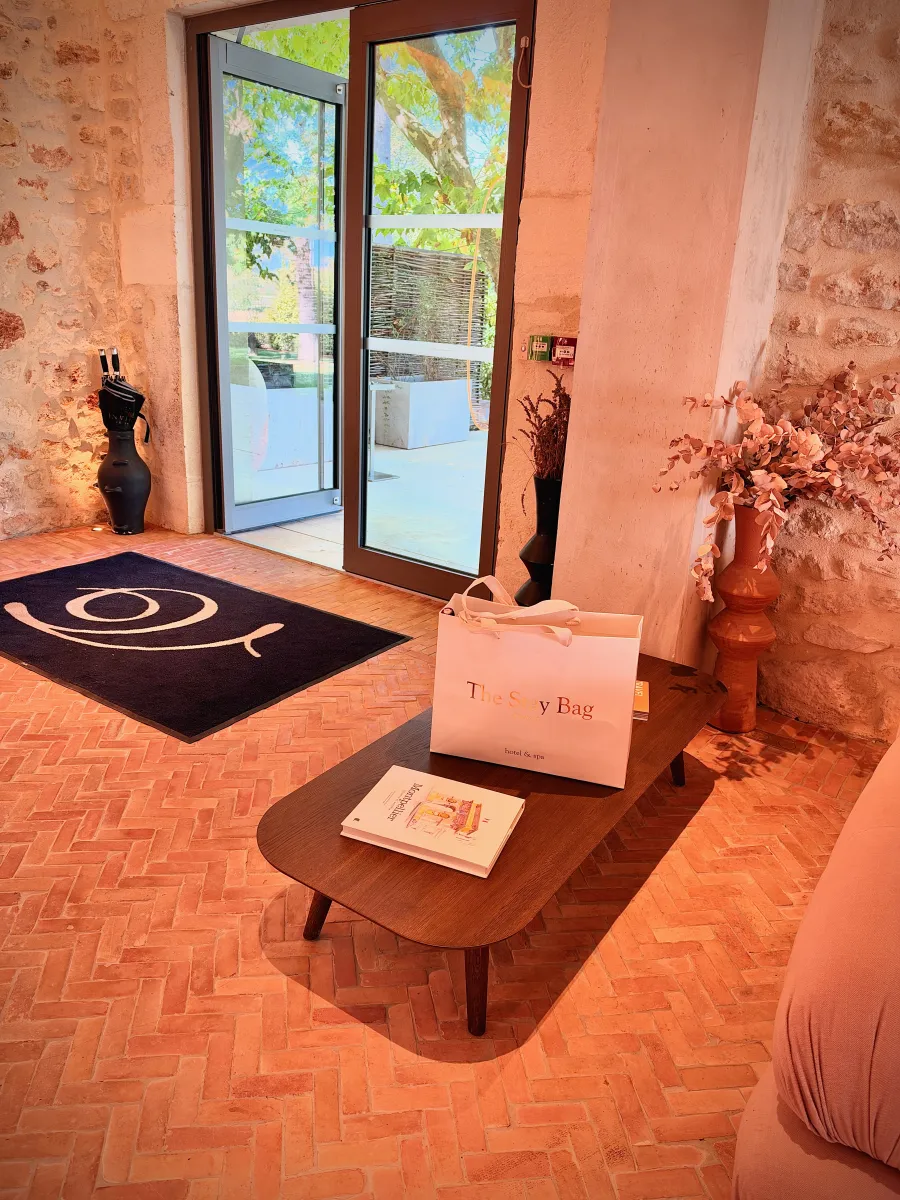 The Stay Bag posé sur une table basse, dans l'entrée d'une suite