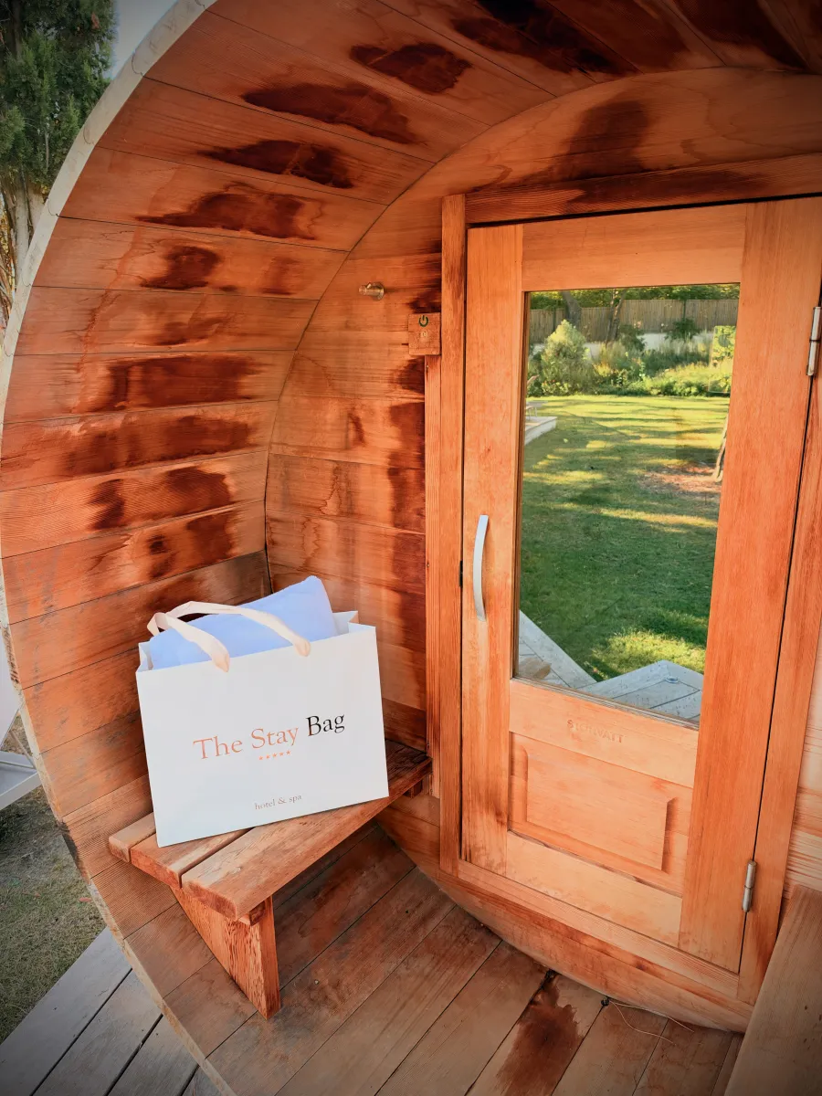 The Stay Bag posé sur le banc d'un sauna en bois